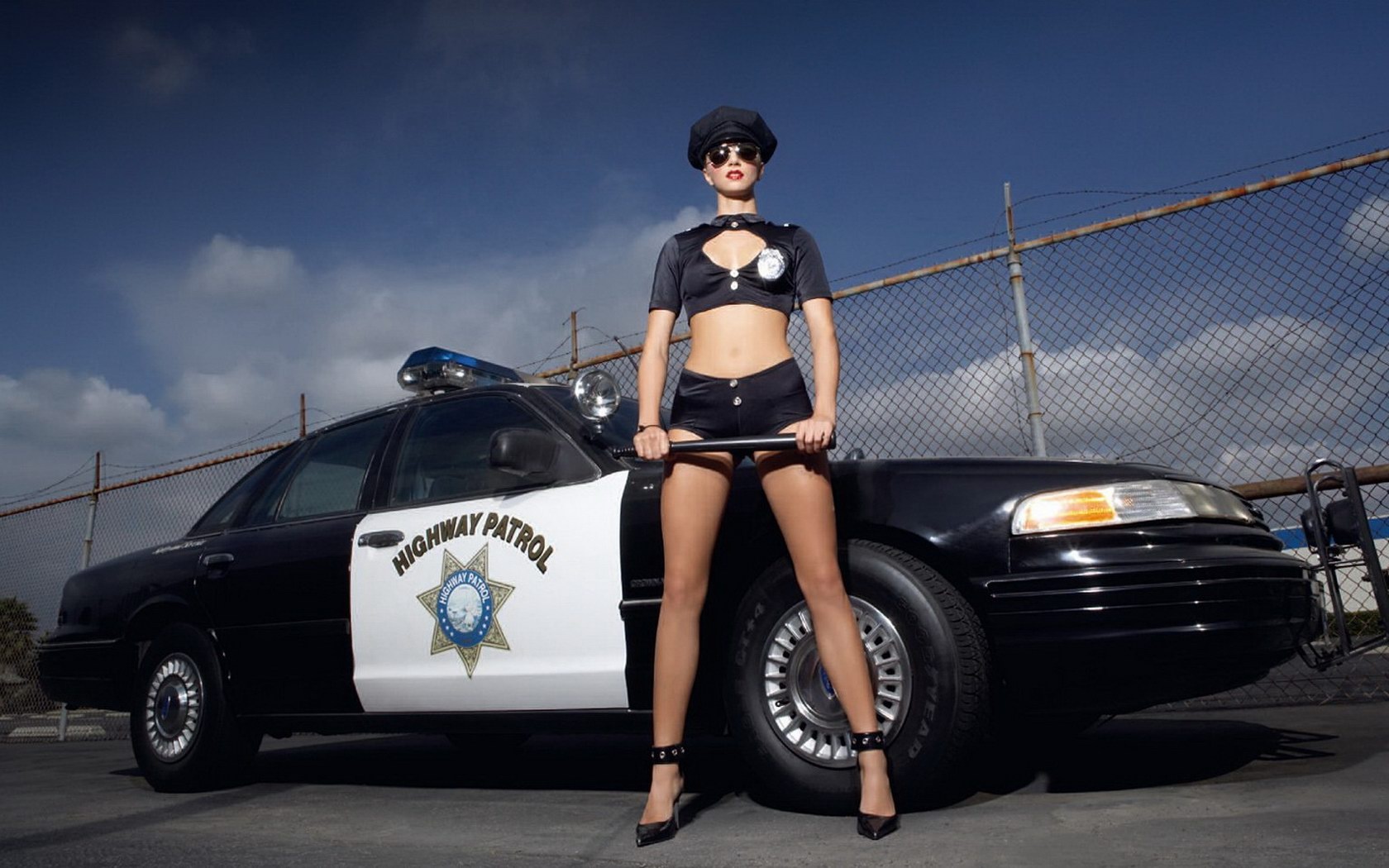 Большие сиськи в униформе полицейского. Сексуальная девушка в очках 
